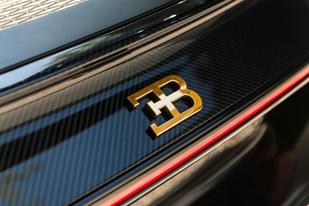 Emblema trasero en oro de 24 quilates Bugatti Chiron L’Ébé | VALLTRO